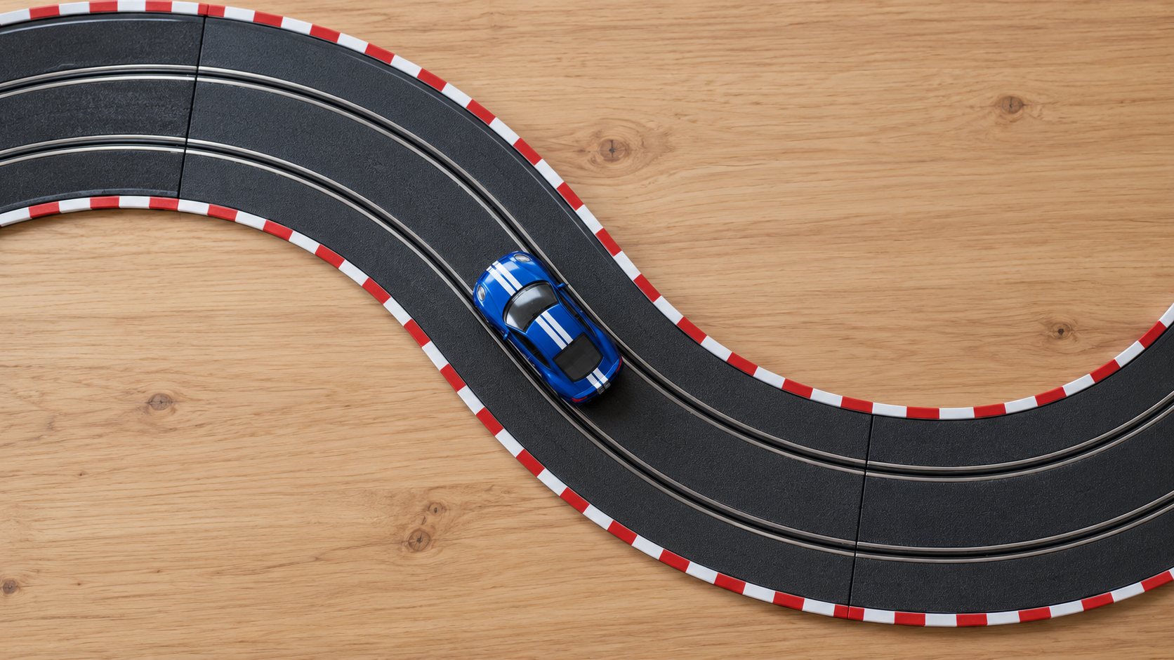 Duas curvas em sequência em uma pista de autorama